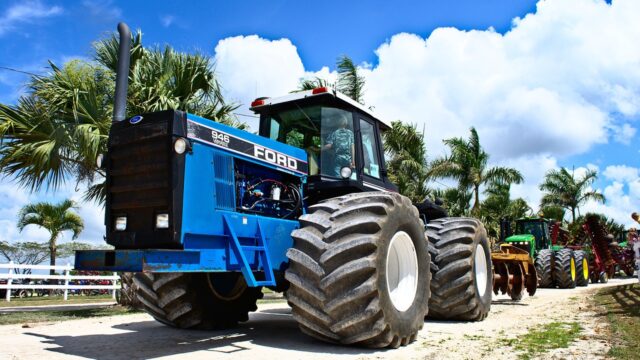 tractor-g0f6a51d15_1280